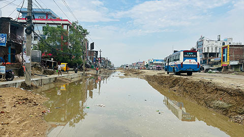 लहानमा निर्माणाधीन सडक जलमग्न